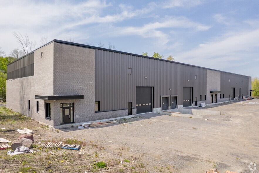 More Photos Of 5515 Av Pierre-Dansereau, Salaberry-de-valleyfield Distribution For Sale