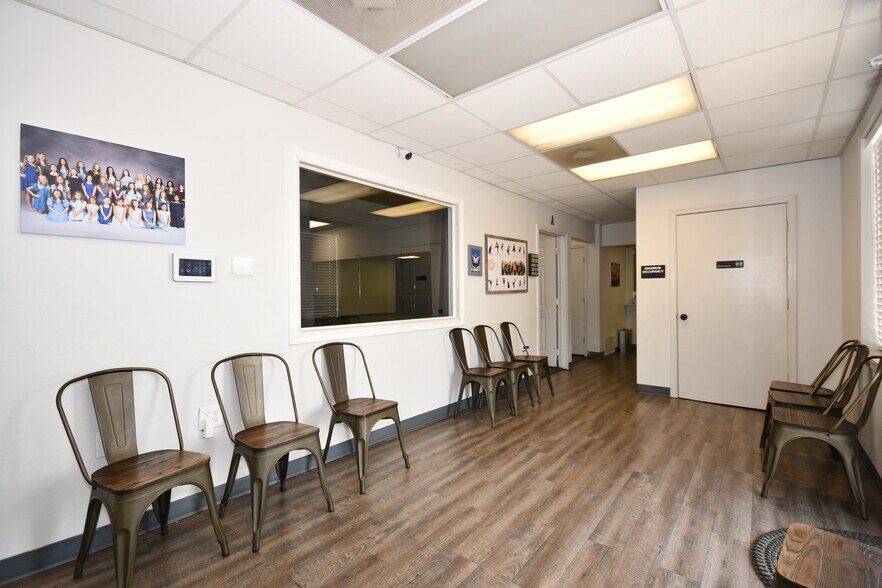 More Photos Of 901 Elm St, McKinney Flex For Sale