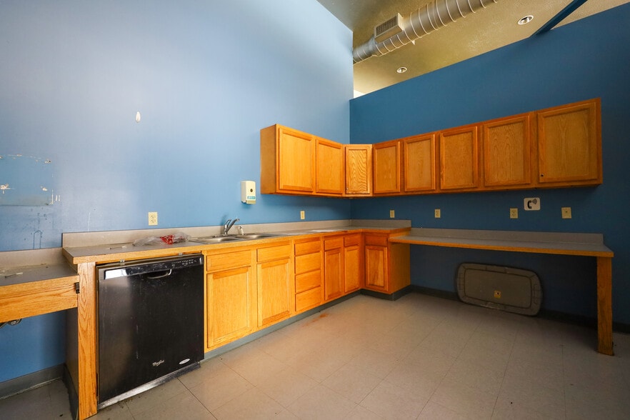 More Photos Of 2052-2070 Romig Rd, Akron Storefront For Sale