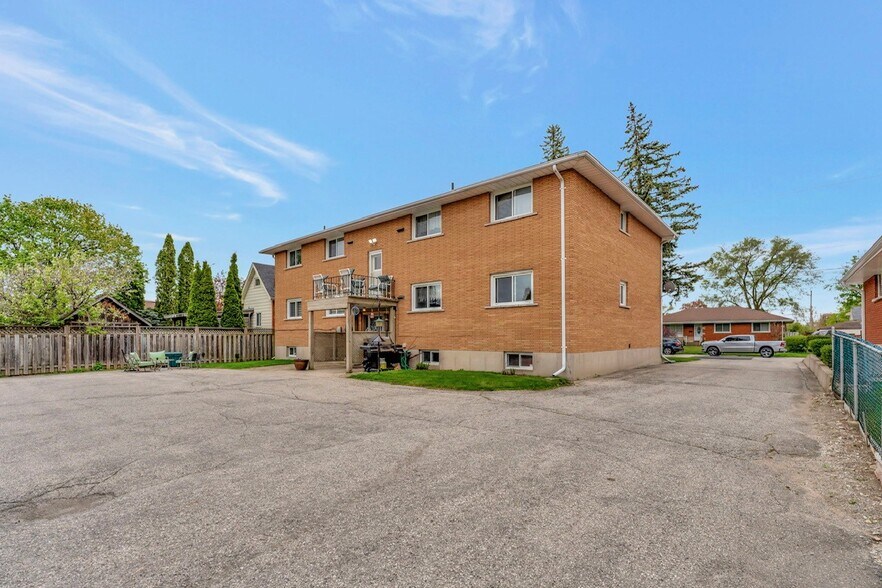 More Photos Of 52 Hampton St, Brantford Apartments For Sale