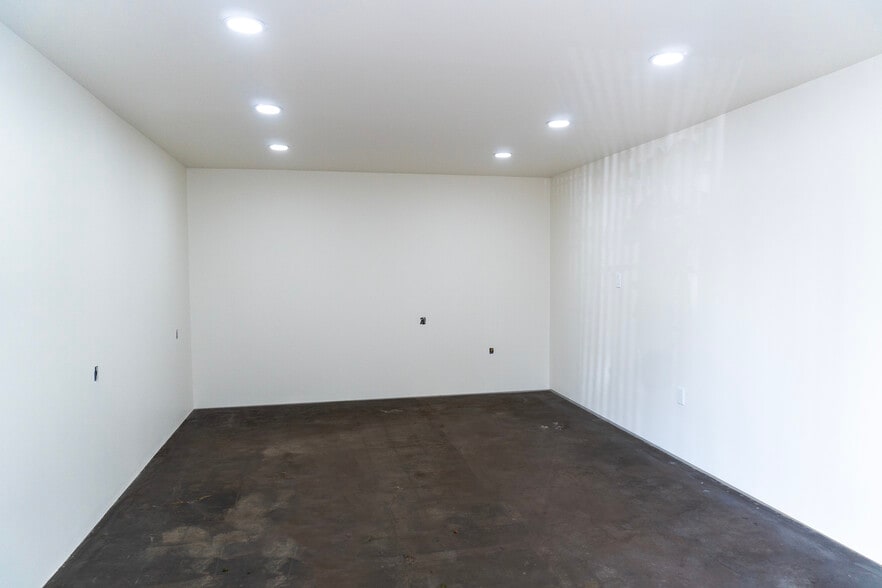 More Photos Of 3937 Foothill Blvd, La Crescenta Flex For Lease