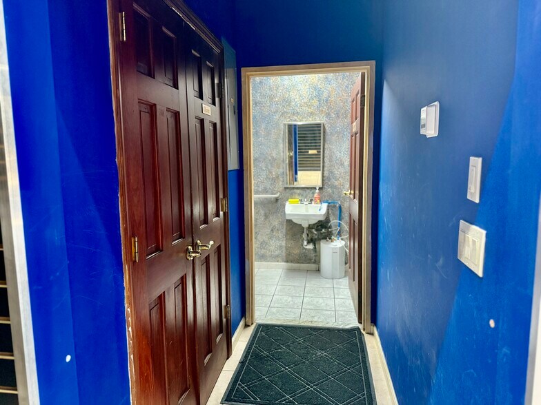 More Photos Of 234 Jericho Tpke, Mineola Storefront Retail Office For Lease