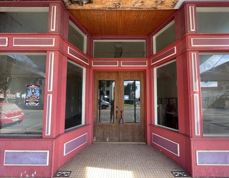 More Photos Of 112 E Court St, Seguin General Retail For Lease