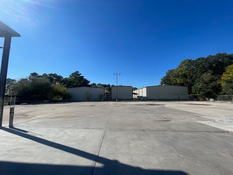 More Photos Of 11318 Bedford St, Houston Warehouse For Sale