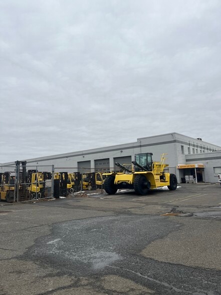 More Photos Of 560 Stelton Rd, Piscataway Warehouse For Lease