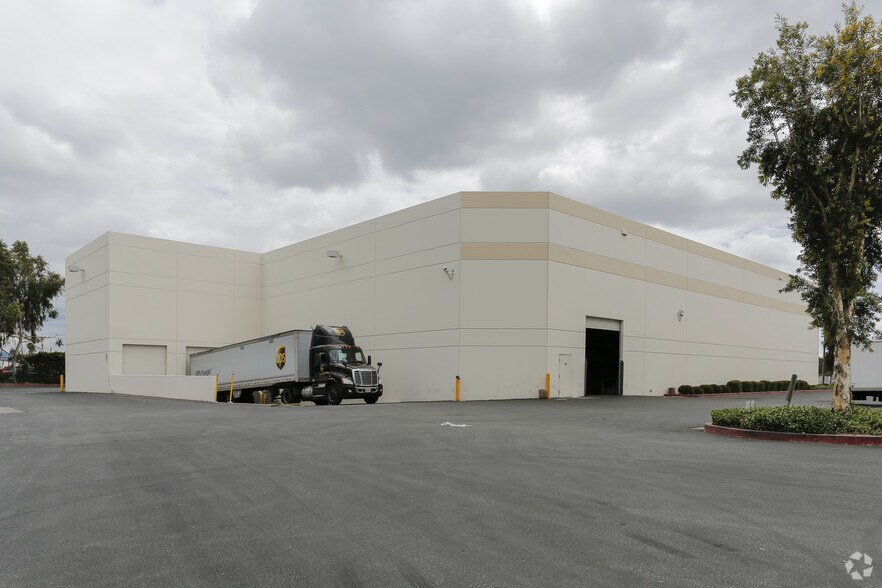 More Photos Of 7927 Orion Ave, Van Nuys Manufacturing For Lease