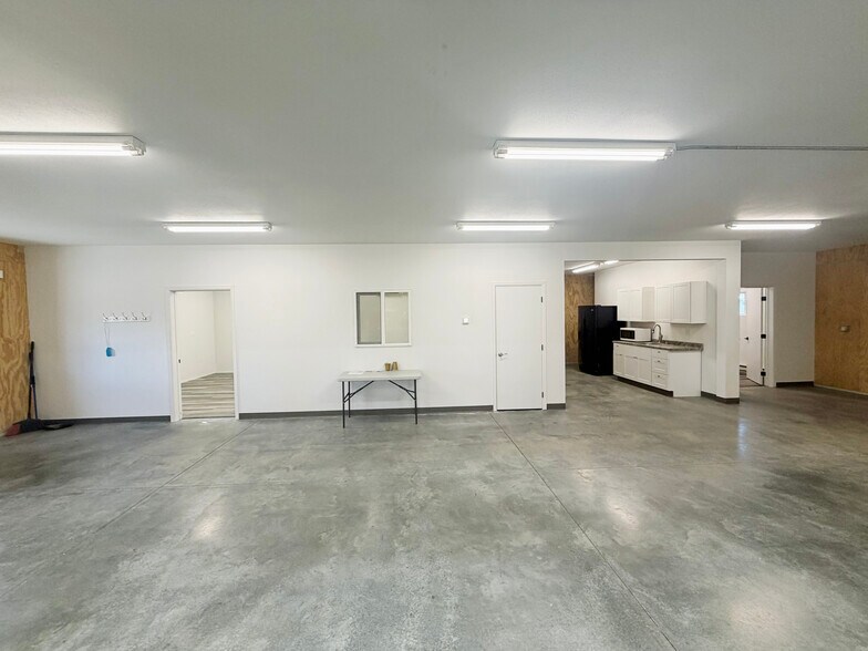 More Photos Of 1415 E Railroad St, Laurel Warehouse For Lease