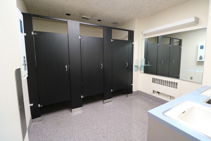 More Photos Of 619 SE Main St, Roseburg Bank For Lease