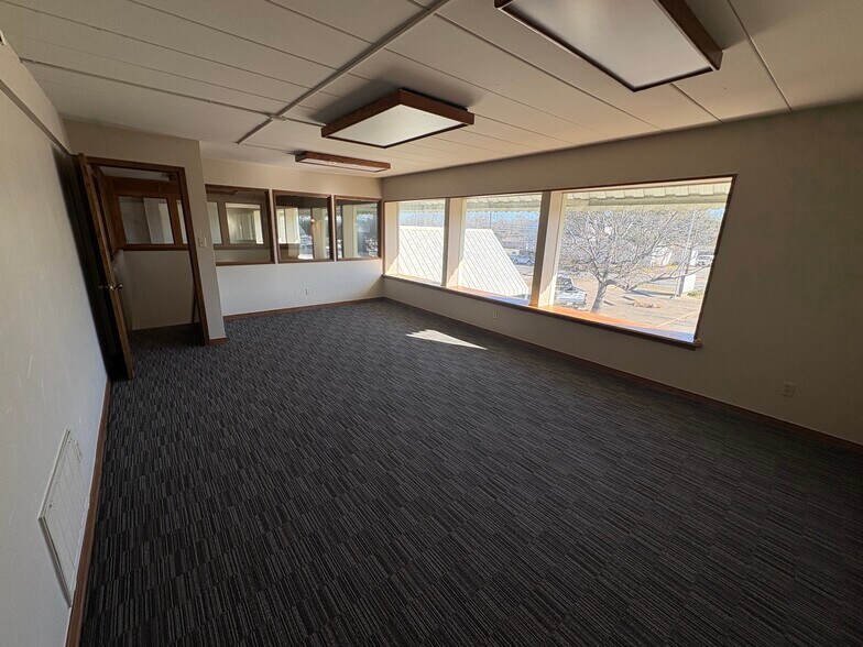 More Photos Of 614 N Travis St, Sherman Office For Lease