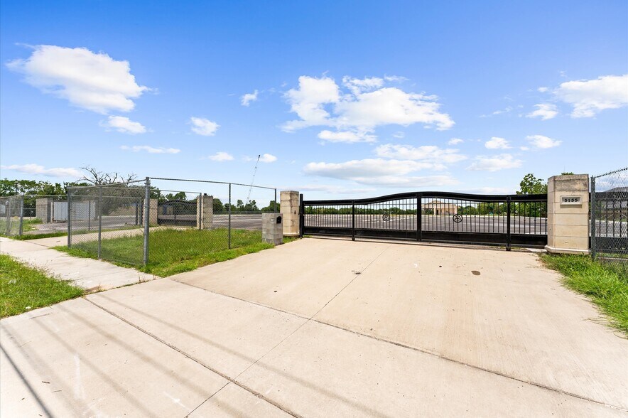 More Photos Of 5155 Almeda Genoa Rd, Houston Sports And Entertainment For Lease