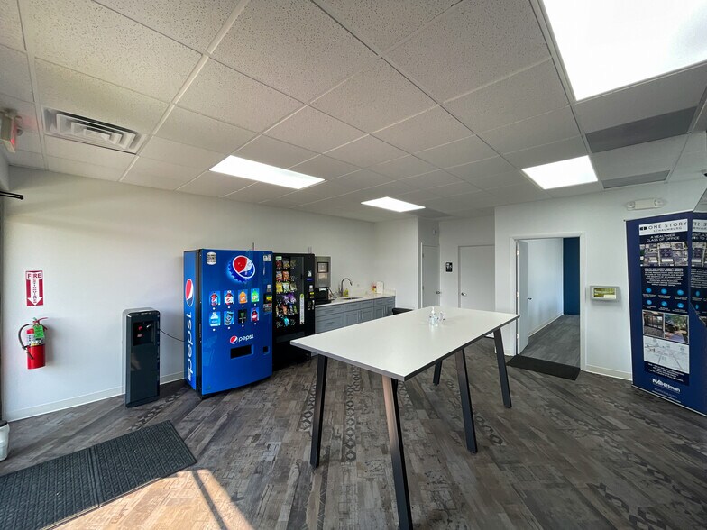 More Photos Of 1305 Remington Rd, Schaumburg Unknown For Lease