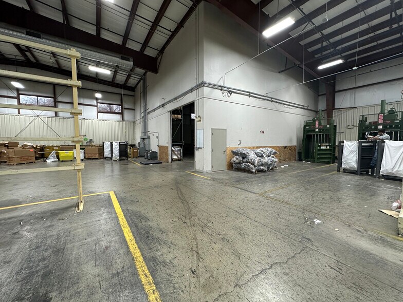 More Photos Of 15 Park Dr, Franklin Manufacturing For Lease