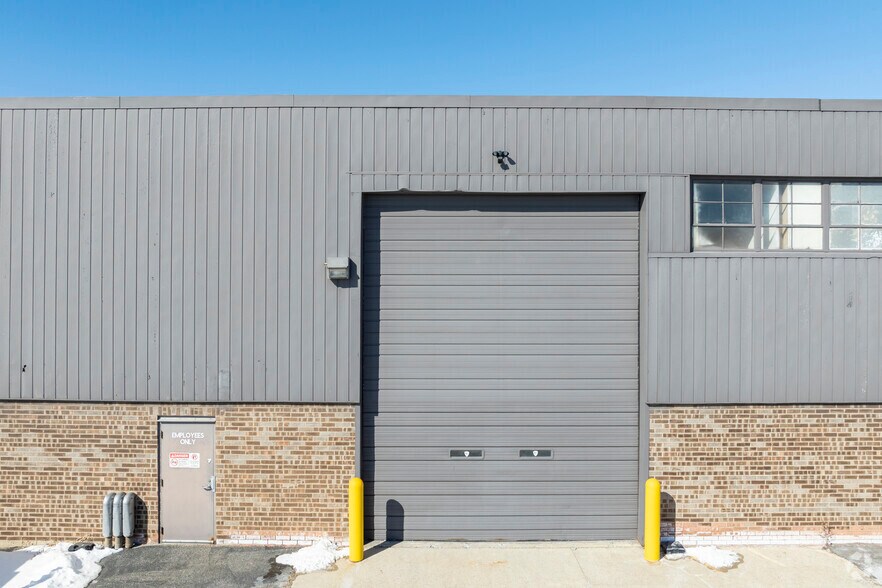 More Photos Of 951 Fargo Ave, Elk Grove Village Manufacturing For Lease