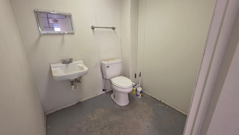 More Photos Of 1609 E Taylor Ave, Midland Warehouse For Lease