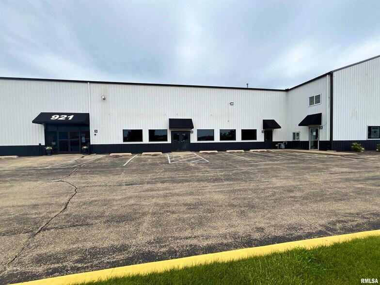 More Photos Of 921 E War Memorial Dr, Peoria Heights General Retail For Lease