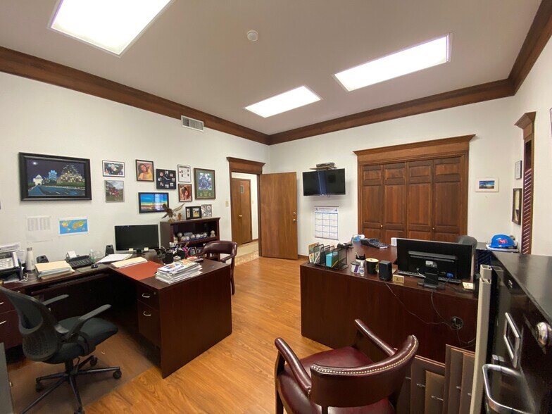 More Photos Of 4950 Washington Blvd, Beaumont Light Manufacturing For Sale