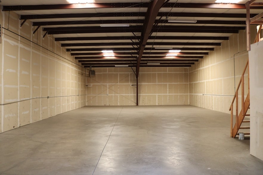 More Photos Of 45 SE Bridgeford Blvd, Bend Warehouse For Lease