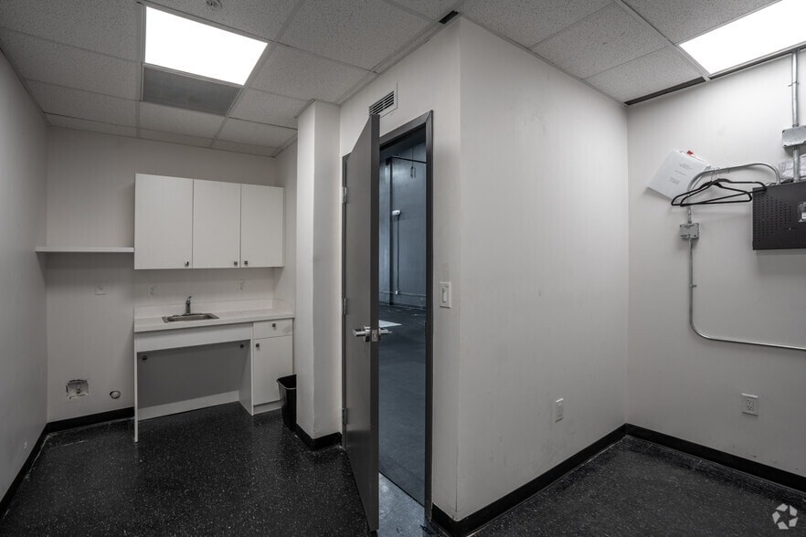 More Photos Of 420 Lincoln Rd, Miami Beach Loft Creative Space For Lease