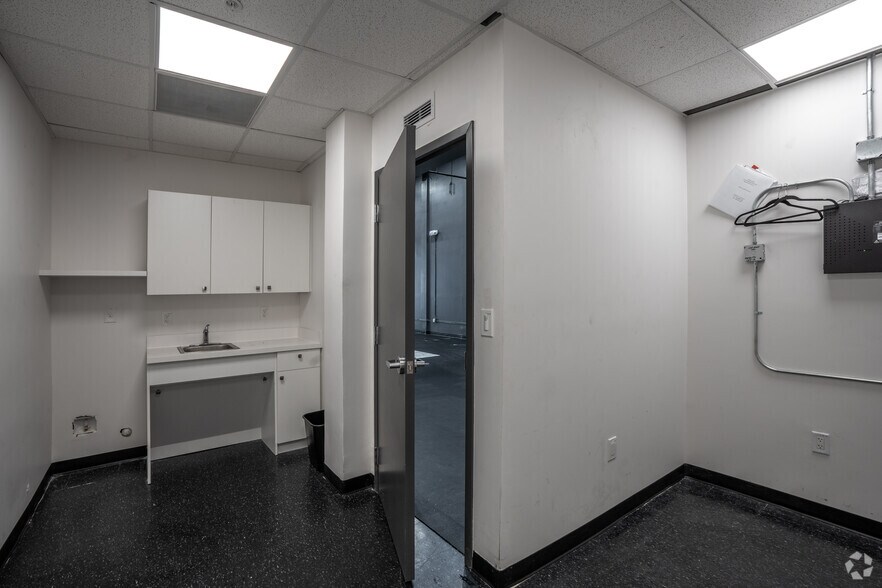 More Photos Of 420 Lincoln Rd, Miami Beach Loft Creative Space For Lease