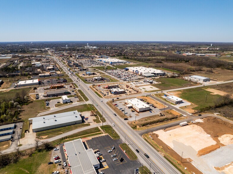 More Photos Of 211 Simon Sager Ave, Siloam Springs Freestanding For Sale