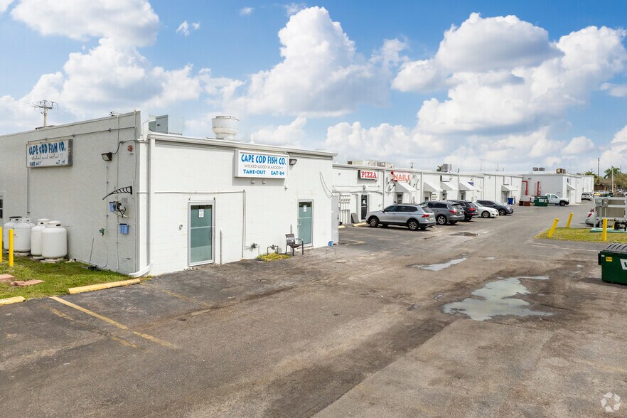 More Photos Of 15501 Old McGregor Blvd, Fort Myers General Retail For Lease