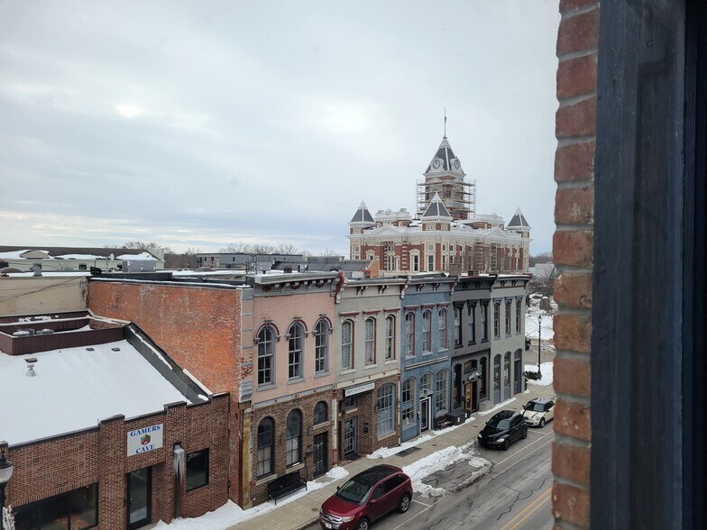 More Photos Of 90 E Jefferson St, Franklin Specialty For Lease