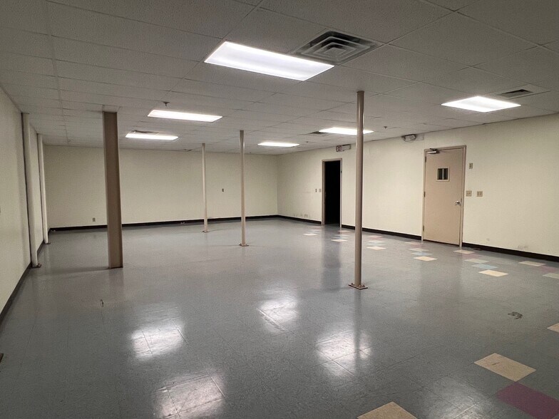 More Photos Of 301 Ruthar Dr, Newark Flex For Lease