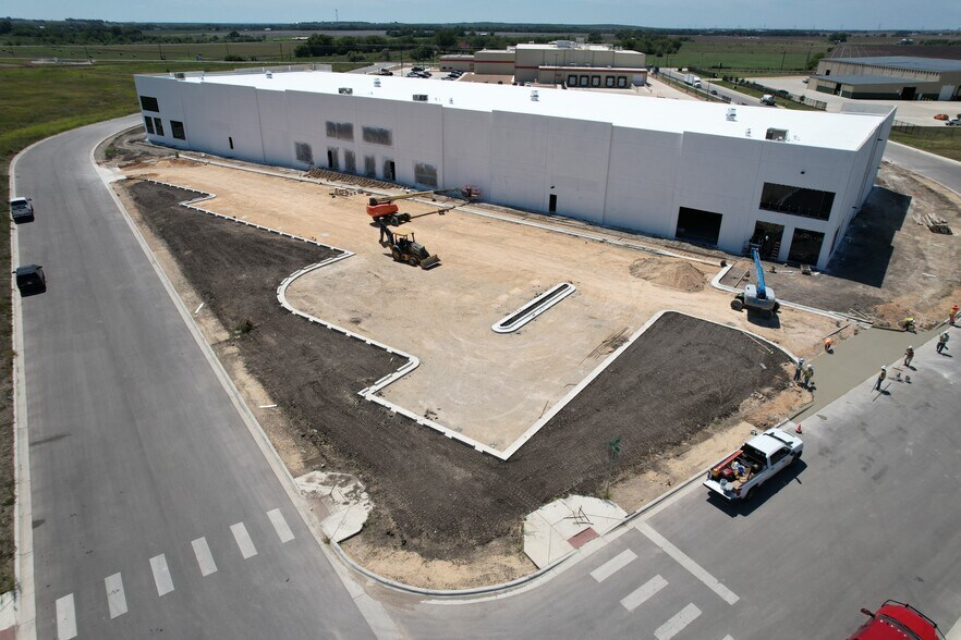 More Photos Of 2605 Dewitt St, Lockhart Distribution For Sale