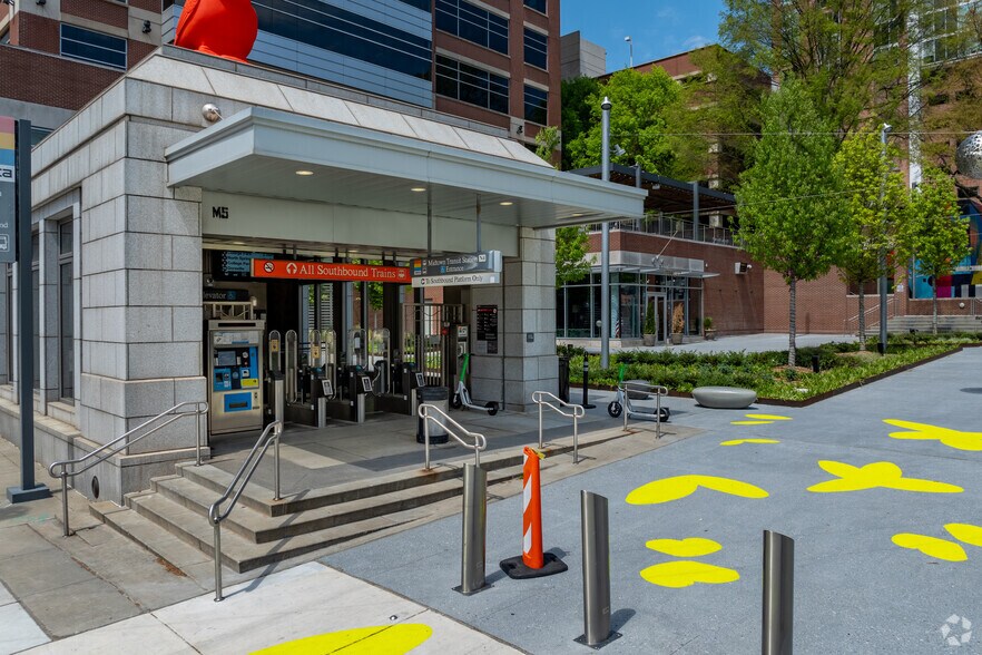 More Photos Of 10 10th St, Atlanta Office For Lease