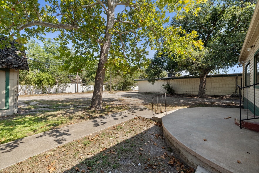 More Photos Of 620 N Main St, Taylor Storefront Retail Office For Sale