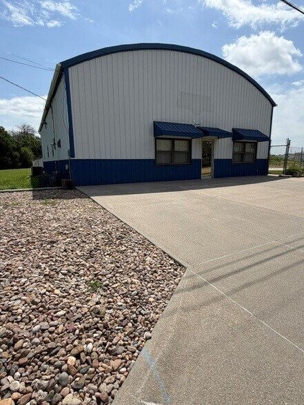 More Photos Of 2700 Kansas Ave, Hastings Distribution For Lease