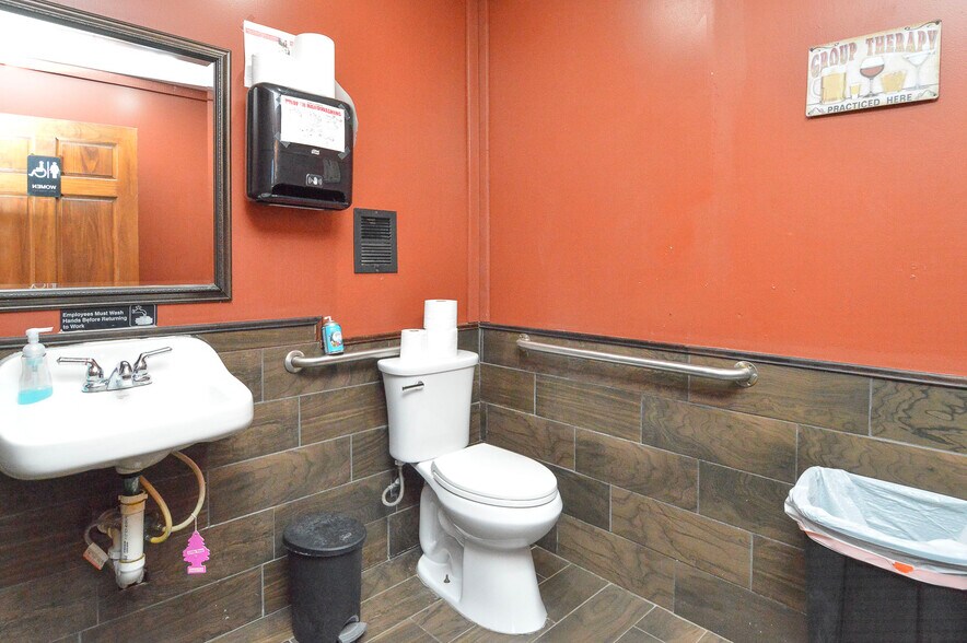 More Photos Of 402 W Deck St, New Douglas General Retail For Sale