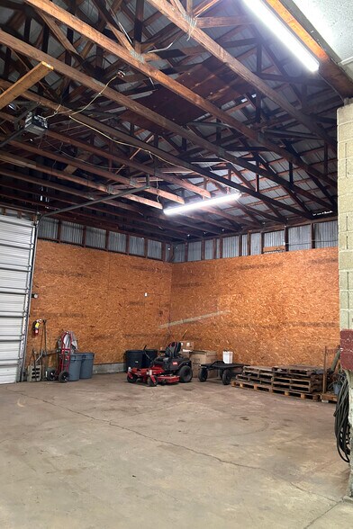 More Photos Of 515 S Noble St, Anniston Light Distribution For Sale