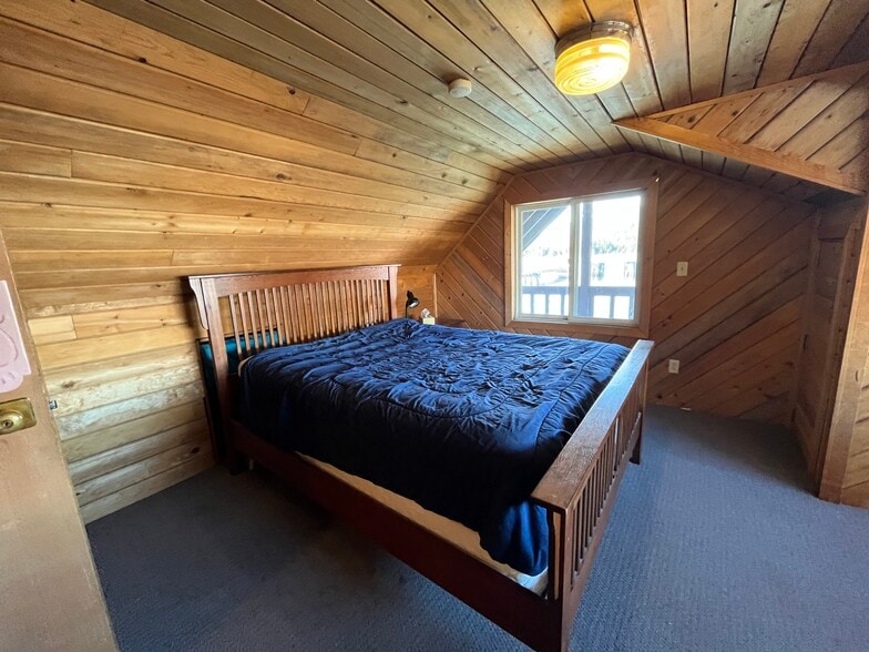 More Photos Of 1004 S Nordic Dr, Petersburg Hotel For Sale