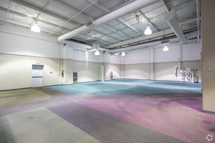 More Photos Of 13850 Manchester Rd, Manchester Freestanding For Lease