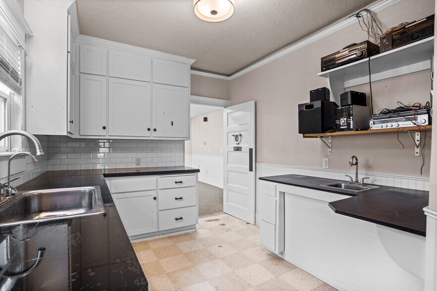 More Photos Of 1800 State St, Salem Medical For Sale