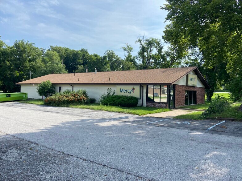 More Photos Of 404 W Rolla Rd, Salem Office For Sale