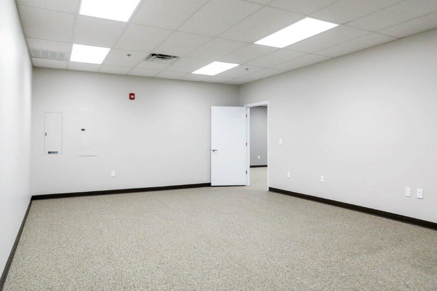 More Photos Of 14101-14105 Mccormick Dr, Tampa Light Manufacturing For Lease