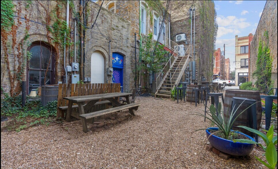 More Photos Of 105 E San Antonio St, Lockhart Storefront Retail Office For Sale