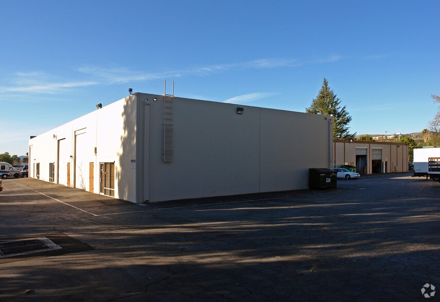 More Photos Of 490 E Easy St, Simi Valley Warehouse For Lease