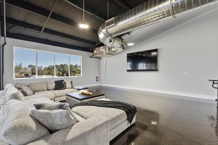 More Photos Of 3584 Plover, Naples Warehouse For Lease