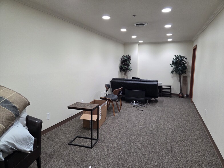 More Photos Of 4925 Indian School Rd NE, Salem Warehouse For Lease