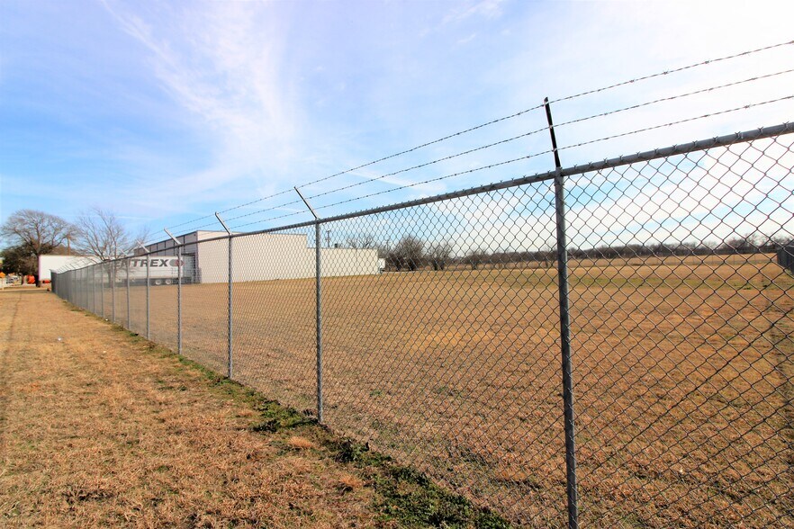 More Photos Of 1101 Woods St, Gainesville Warehouse For Lease