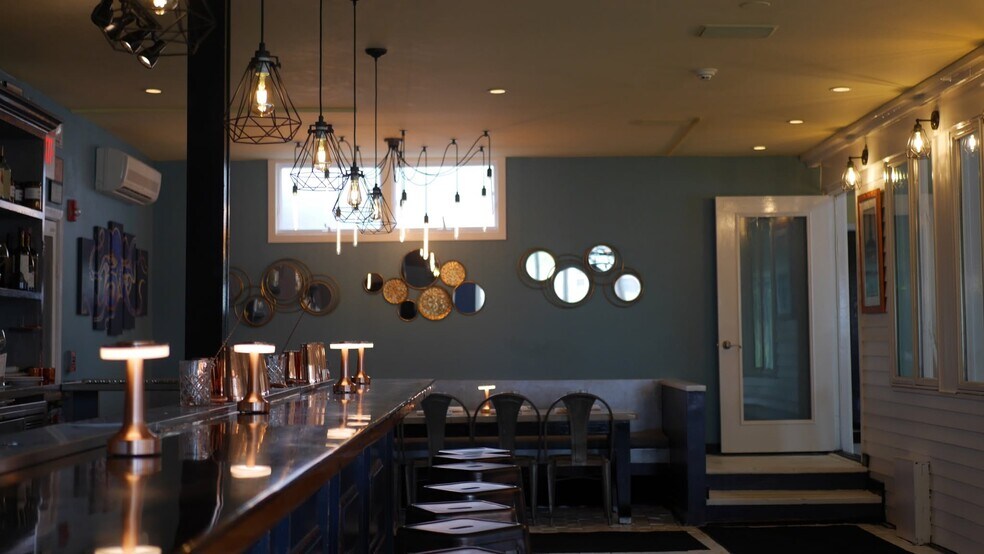 More Photos Of 17 S Edison St, Montauk Freestanding For Lease