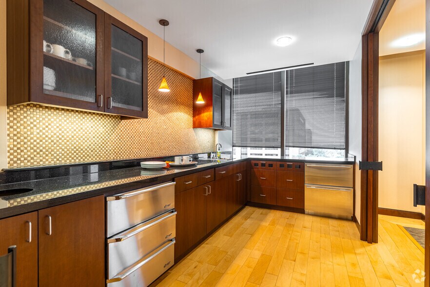 More Photos Of 13465 Midway Rd, Farmers Branch Office For Lease