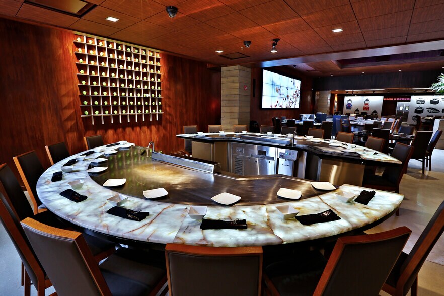 More Photos Of 27155 S Karevich Dr, Novi Restaurant For Sale