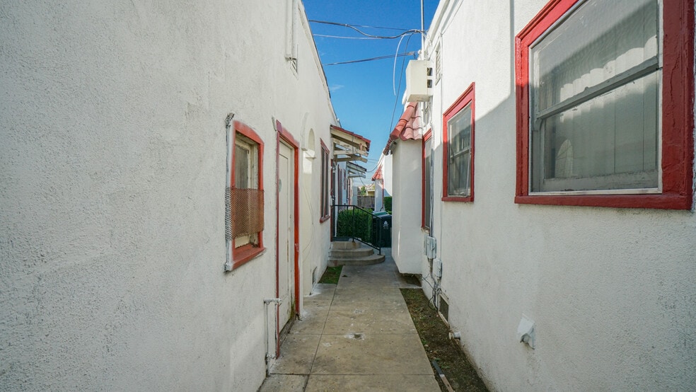 More Photos Of 1462 W 53rd St, Los Angeles Apartments For Sale