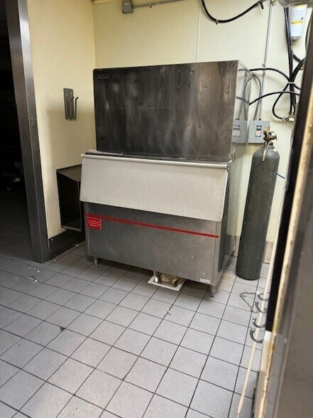 More Photos Of 195 S Columbine Ct, Parachute Fast Food For Sale