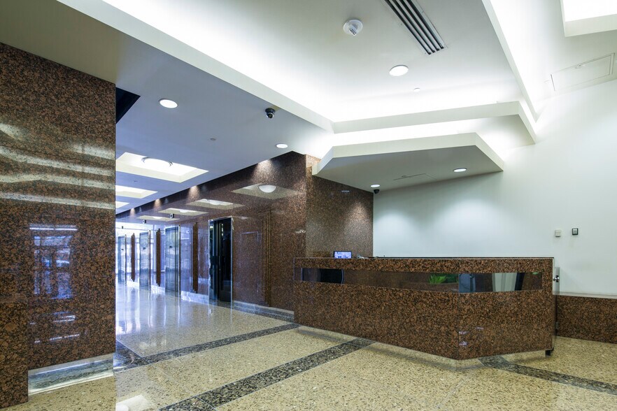 More Photos Of 15910 Ventura Blvd, Encino Office For Lease