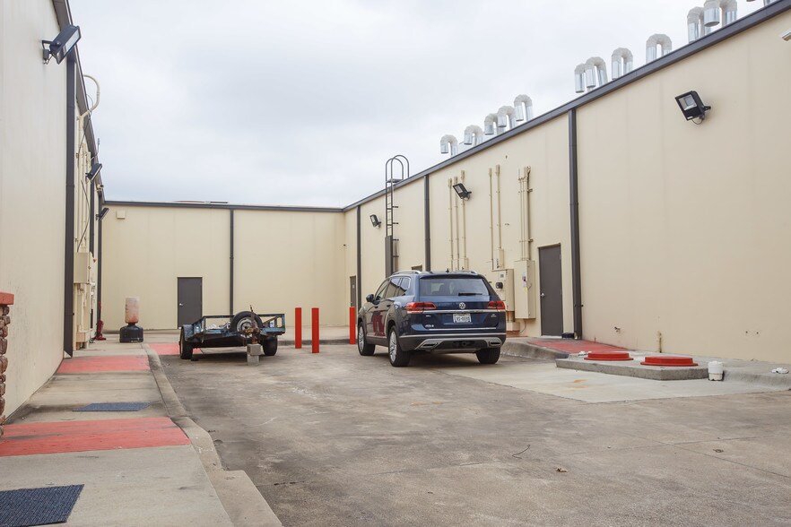 More Photos Of 513 W Jefferson St, Grand Prairie Unknown For Lease